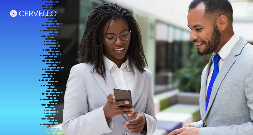 Profissional de negócios prestando uma tendimento humanizado em ambiente de escritório moderno, usando roupas formais e acessando celular para novidades.