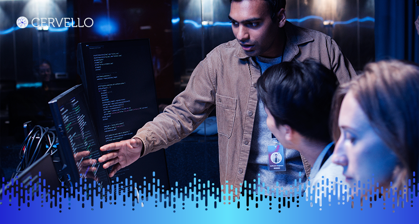 Equipe de profissionais de tecnologia trabalhando em informática e análise de dados em um ambiente de alta tecnologia, com foco em gerenciamento de mudanças.