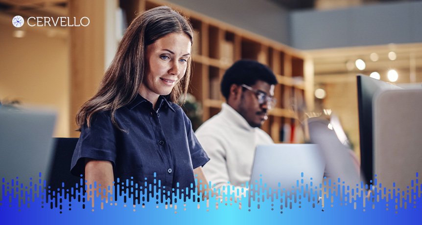 Profissional trabalhando em um escritório moderno, com foco na mulher na frente. Ambiente de trabalho colaborativo e tecnológico com apoio de ferramenta ITSM.