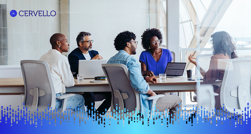 Reunião de equipe diversa em ambiente de escritório moderno, destacando a colaboração e planejamento estratégico em uma empresa com centro de serviços compartilhados.