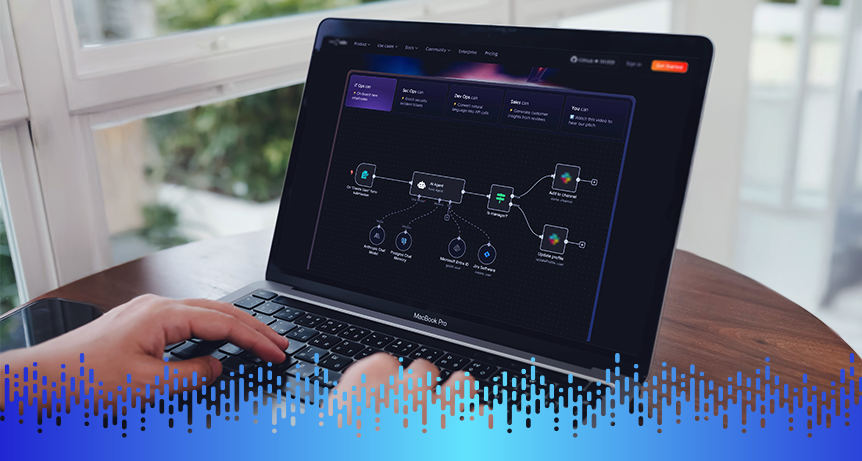 Pessoa usando um notebook exibindo um diagrama de fluxo de trabalho digital para planejar a automação de tarefas e sentado próximo a uma janela em ambiente interno bem iluminado.