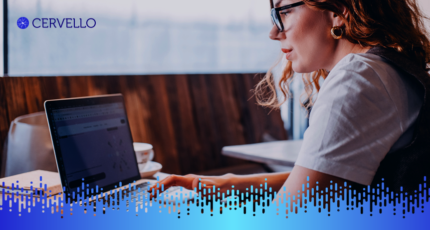 Profissional utilizando sistema de gestão de contratos em um laptop, destacando a eficiência na administração de contratos com tecnologia moderna.