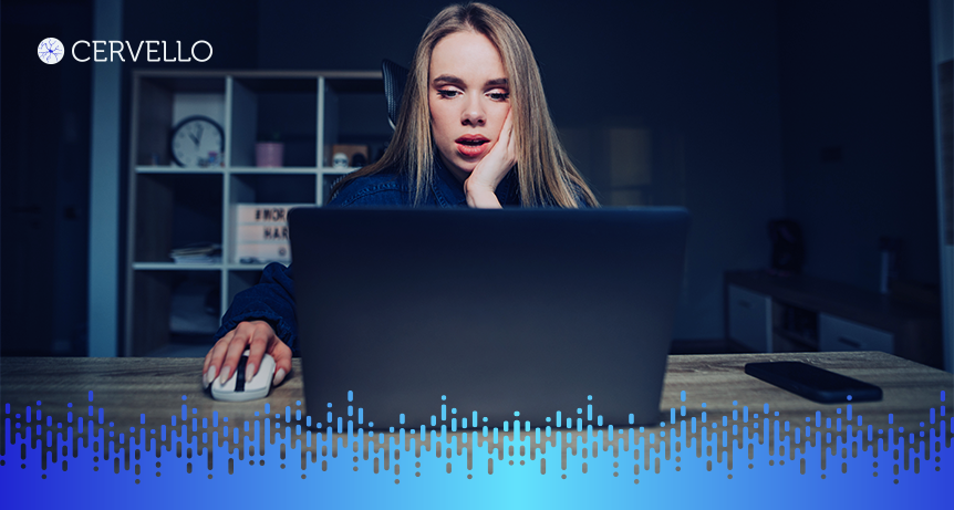 Mulher usando um laptop em um ambiente de escritório na frente de um gráfico digital que representa o sistema de gestão de chamados, solução eficiente para empresas.