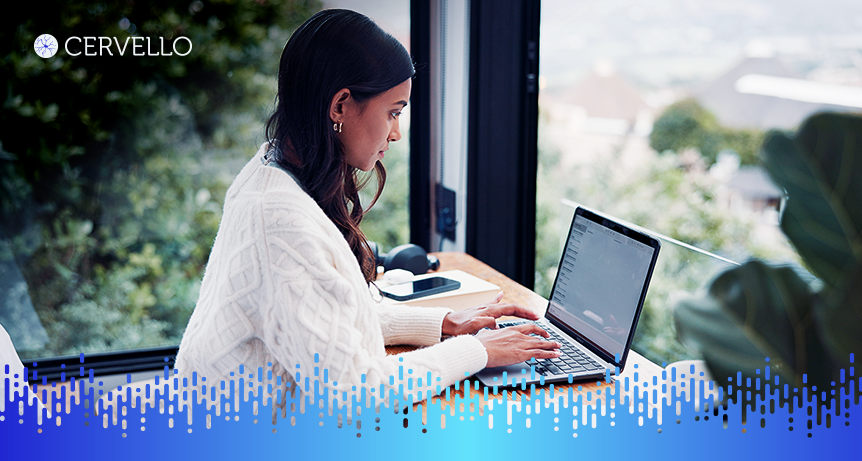 Profissional usando um sistema de gestão integrada no laptop, ao lado de uma janela com vista para a natureza, promovendo eficiência e controle empresarial.