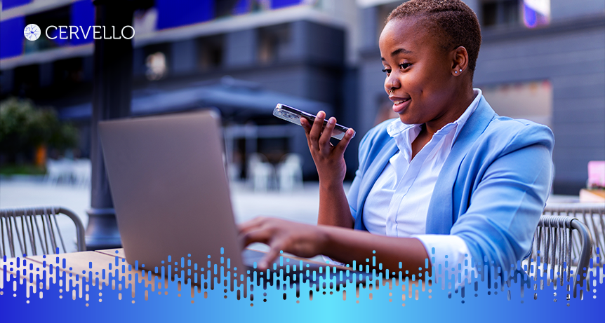 Mulher sorridente using smartphone e laptop ao ar livre, representando atendimento digital eficiente e acessível.