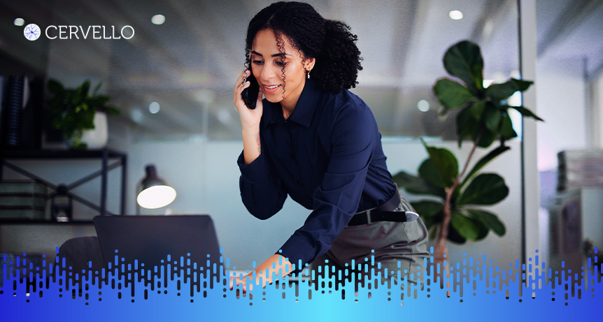 Profissional de facilities otimiza a gestão de facilities ao usar tecnologia em escritório moderno, com plantas verdes ao fundo.